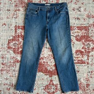 Woman's Levi’s 505 Straight Blue Jeans‎ With Embroidered Flowers Along Pocket 33